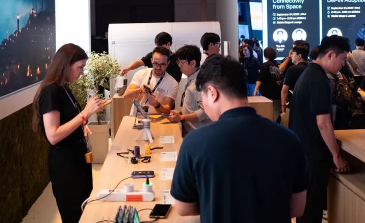 peaq 데모 부스에서 기기를 살펴보는 방문객들