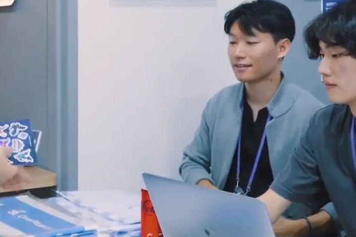 한국 Polygon 행사 등록 데스크의 참가자들