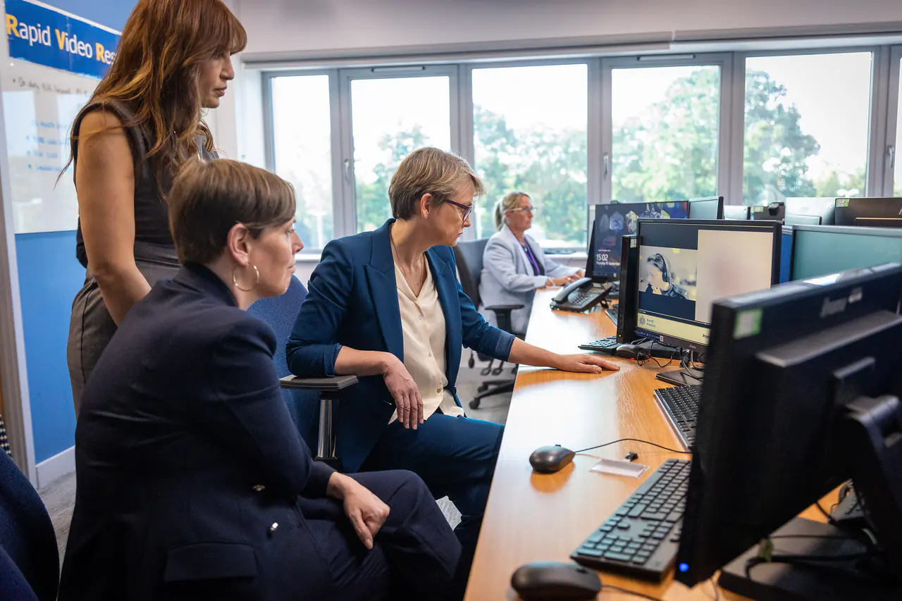 19/08/2024. Kent. Home Secretary Yvette Cooper, Safeguarding Minister Jess Phillips and aunty of a domestic abuse victim (Raneem Oudeh), Nour Norris visit Kent Police 999 call centre to meet with call handlers, including domestic abuse specialists. This is visit is a part of Raneem's Law which will mean an enhanced, more informed police response to domestic abuse that will help save lives. Photo by Rav Soodi – Home Office