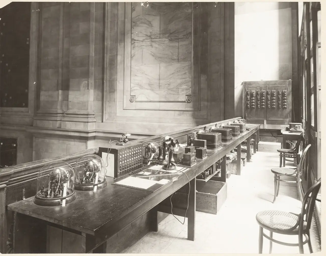 Title: Automatic ticker apparatus, New York Stock Exchange. Central control station Abstract/medium: 1 photograph : black and white, gelatin silver print ; 22 x 27 cm.