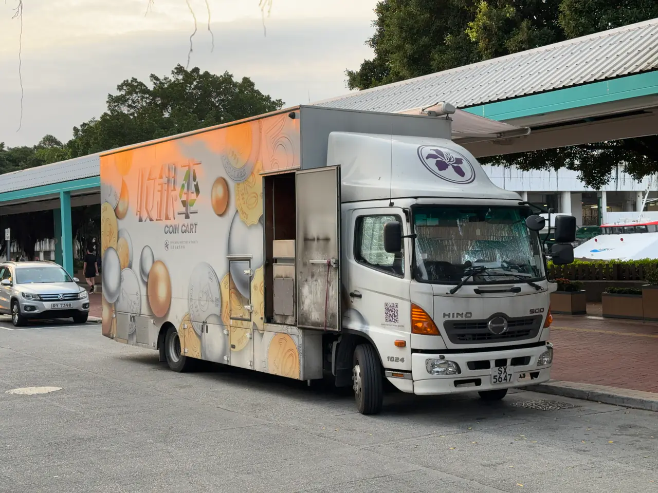 홍콩 센트럴에 주차된 홍콩금융관리국 코인 카트 트럭