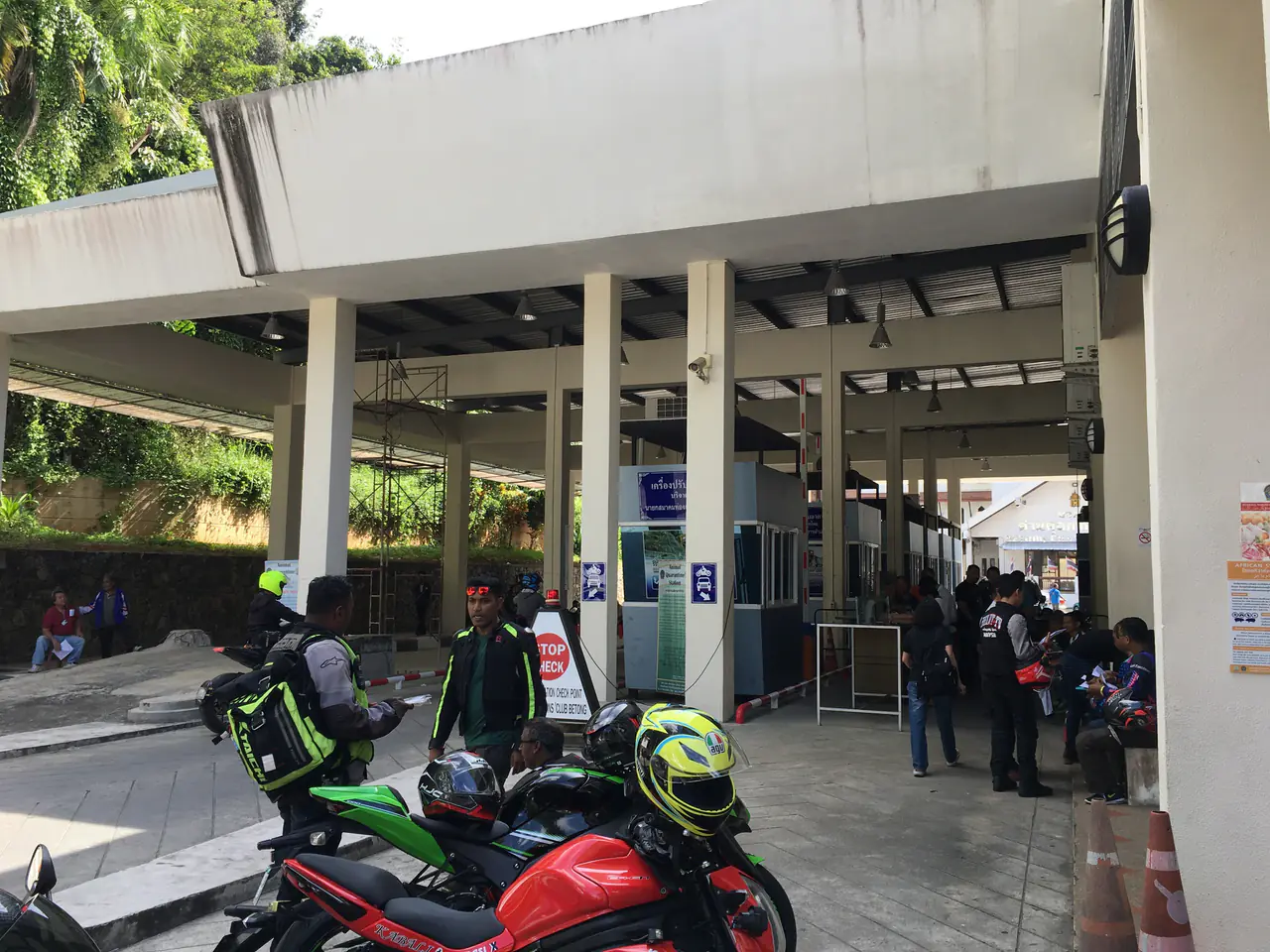 Car arrival lanes at the Betong immigration, customs and quarantine checkpoint on the Betong-Bukit Berapit border crossing.