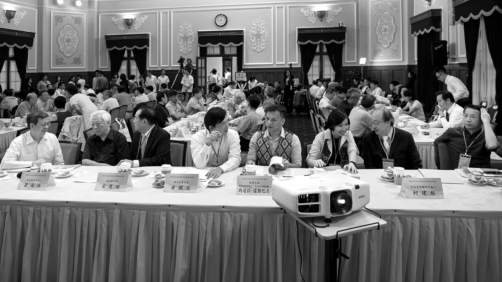 Attendees at the round tables during a working session
