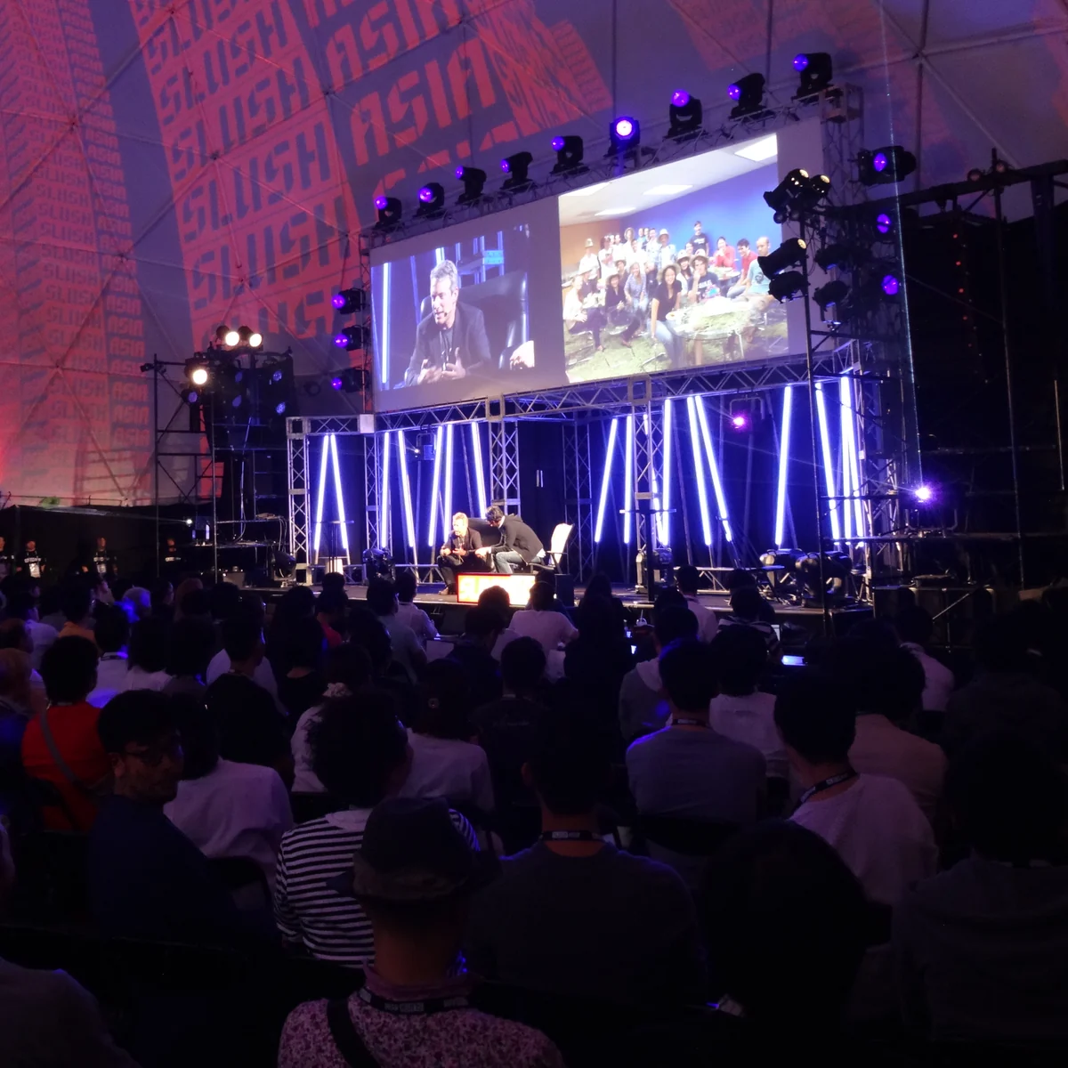 도쿄 오다이바 돔 Slush Asia 2015 메인 스테이지를 바라보는 청중&nbsp;· 참고 사진