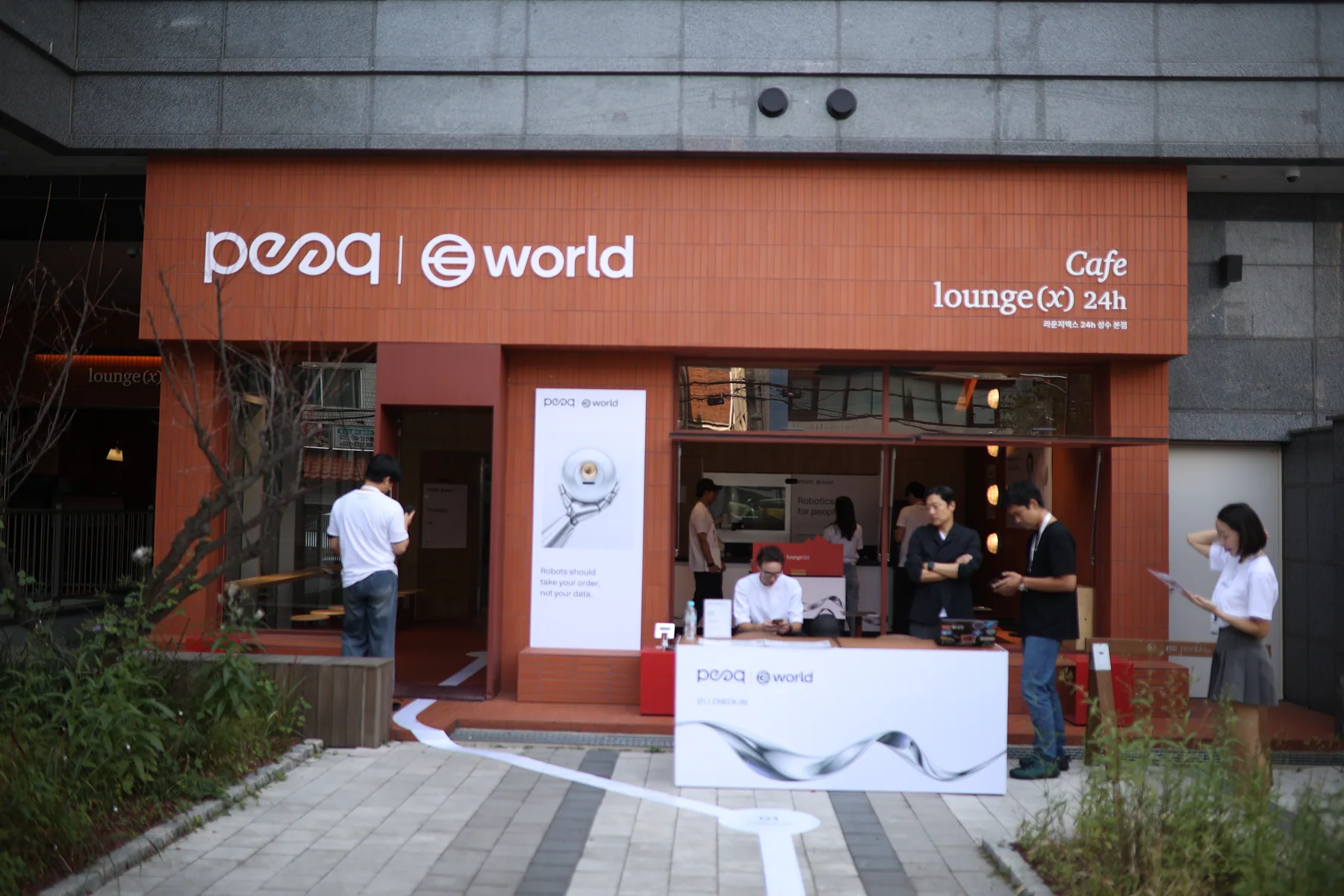 Korea Blockchain Week 2026 기간 peaq × World 팝업 현장